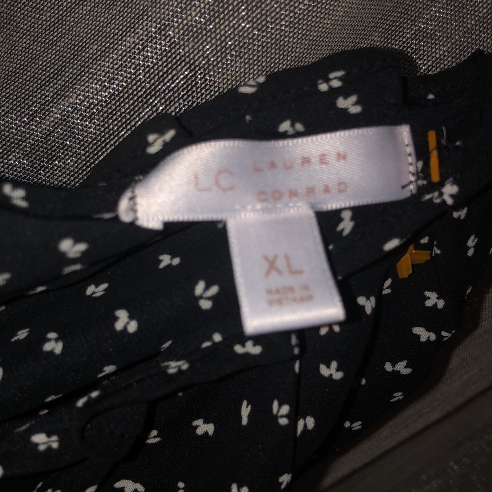 XL Lauren Conrad Black shirt with white floral print - Picture 3 of 5